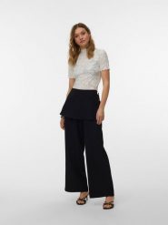 Vero Moda Bluzka w kolorze białym rozmiar: M. Białe bluzki Vero Moda, m, bez wzorów, z koronki, bez kołnierzyka, bez ramiączek. Za 56.79 zł.