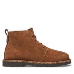 Trzewiki Birkenstock. Brązowe botki Birkenstock, bez wzorów, bez obcasa, na płaskiej podeszwie, bez zapięcia. Za 769.99 zł.
