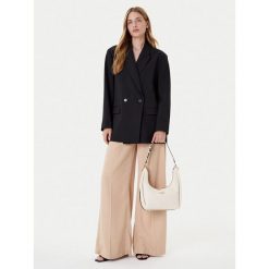 Torebka Guess. Czarne listonoszki Guess, z aplikacjami, bez dodatków. Za 584.99 zł.