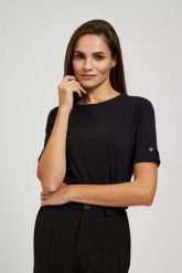 Gładki t-shirt z podwijanymi rękawami czarny. Czarne t-shirty MOODO, bez wzorów, z bawełny, bez kołnierzyka, bez ramiączek. W wyprzedaży za 22.49 zł.