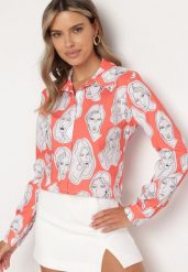 Różowa Koszula z Artystycznym Nadrukiem Twarzy Dremelia. Czerwone koszule Born2be, l, bez wzorów, eleganckie, bez kołnierzyka, bez ramiączek. Za 69.99 zł.