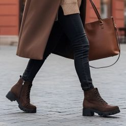 Botki damskie Armodo, ze skóry i ocieplane na stabilnym klocku, brązowe, 4477A-W. Brązowe botki Armodo, bez wzorów, ze skóry, bez obcasa, bez zapięcia. Za 450.99 zł.