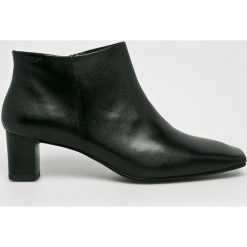 Vagabond - Botki. Czarne botki Vagabond, bez wzorów, z materiału, bez obcasa, na obcasie, bez zapięcia. W wyprzedaży za 419.90 zł.