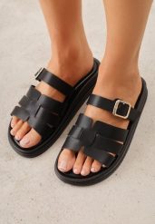 Czarne Klapki z Przekładanymi Paskami i Regulacją z Klamrą Celilye. Czarne klapki Renee, bez wzorów, z koronki, bez obcasa, na płaskiej podeszwie. Za 79.99 zł.