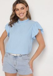Niebieska Bluzka z Wiskozą Ozdobiona Falbankami Emoti. Niebieskie bluzki Born2be, uniwersalny, bez wzorów, z jeansu, eleganckie, bez kołnierzyka, bez ramiączek. W wyprzedaży za 59.49 zł.