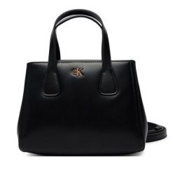 Torebka Calvin Klein. Czarne torebki klasyczne Calvin Klein, bez wzorów, bez dodatków. Za 529.99 zł.