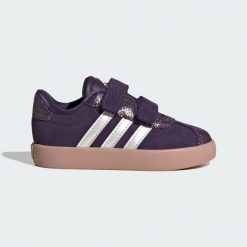 Kapcie ADIDAS VL COURT 3.0 CF I Fioletowy. Białe obuwie domowe Adidas, bez wzorów, ze skóry, bez zapięcia. W wyprzedaży za 134.25 zł.