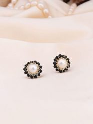 Pierres de Jade Pozłacane kolczyki-wkrętki z perłami i onyksami rozmiar: onesize. Czarne kolczyki Pierres de Jade, z onyksem, pozłacane. Za 56.99 zł.