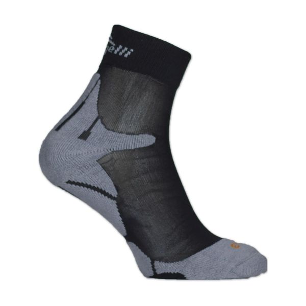 Sportowe skarpetki Rogelli RCS-01 ze wzmocnioną piętą i palcami. Czarne skarpety Rogelli, bez wzorów. W wyprzedaży za 35.00 zł.