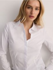 Bawełniana koszula - biały. Białe koszule Reserved, l, bez wzorów, z bawełny, bez kołnierzyka, bez ramiączek. W wyprzedaży za 59.99 zł.