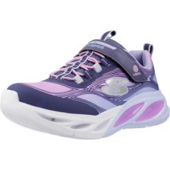 Kapcie SKECHERS COSMIC GLOW Fioletowy. Fioletowe obuwie domowe Skechers, bez wzorów, z syntetyku, bez zapięcia. W wyprzedaży za 207.35 zł.