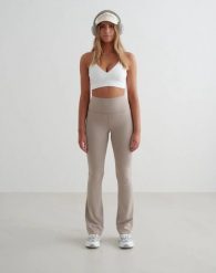 Damskie legginsy rozszerzane z wysokim stanem dla wysokich Sense ciemnogliniane. Brązowe legginsy AIM'N, m, bez wzorów, z elastanu, z podwyższonym stanem, na fitness i siłownię. Za 344.00 zł.