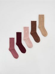 Długie skarpetki z haftem 5 pack - brązowy. Brązowe skarpety Reserved, bez wzorów. Za 49.99 zł.