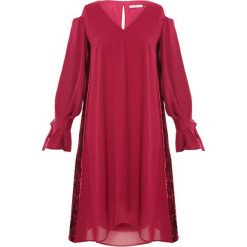Sukienka w kolorze bordowym. Czerwone sukienki SU, bez wzorów, bez kołnierzyka, bez ramiączek, maxi. W wyprzedaży za 219.95 zł.
