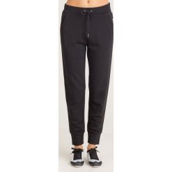 SPODNIE DRESOWE Armani Exchange. Czarne spodnie dresowe Armani Exchange, l, bez wzorów, z bawełny. Za 251.40 zł.