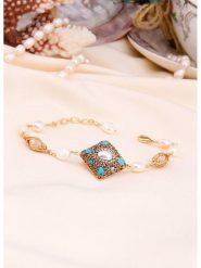 L'Atelier de Gaia Pozłacana bransoletka z perłami i turkusami rozmiar: onesize. Białe bransoletki L'Atelier de Gaia, z perłą, pozłacane. Za 52.99 zł.