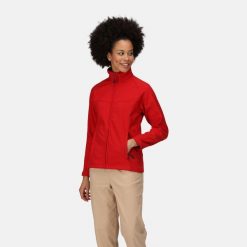 Softshell roboczy damski Uproar. Czerwone kurtki sportowe Regatta, na lato, bez wzorów, z softshellu, bez kaptura, trekkingowe. Za 209.99 zł.