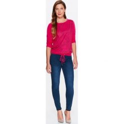 BLUZA NIEROZPINANA DAMSKA, Z BŁYSZCZĄCYM, KWIATOWYM NADRUKIEM Z PRZODU. Czerwone bluzy TOP SECRET, na lato, bez wzorów, z dzianiny, bez kaptura. W wyprzedaży za 29.99 zł.