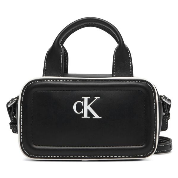 Torebka Calvin Klein. Czarne torebki klasyczne Calvin Klein, bez wzorów, bez dodatków. Za 369.99 zł.