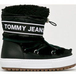 Tommy Jeans - Śniegowce. Czarne botki Tommy Jeans, bez wzorów, z jeansu, z okrągłym noskiem, bez obcasa, bez zapięcia. W wyprzedaży za 449.90 zł.