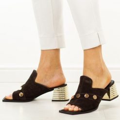 Brązowe skórzane klapki damskie DiA 3143. Brązowe klapki DiA, bez wzorów, ze skóry, bez obcasa, na obcasie. Za 379.00 zł.