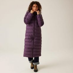 Płaszcz turystyczny damski zimowy ocieplany Elender Regatta. Fioletowe płaszcze Regatta, na zimę, bez wzorów, z puchu, z kapturem. Za 269.99 zł.