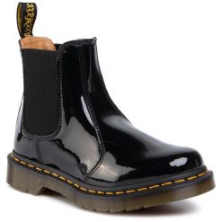 Sztyblety Dr. Martens. Czarne botki Dr. Martens, bez wzorów, bez obcasa, na płaskiej podeszwie, bez zapięcia. Za 949.99 zł.