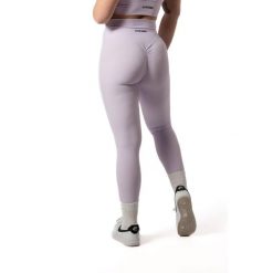 Damskie legginsy bezszwowe prążkowane z efektem scrunch – lawendowy. Fioletowe legginsy AESTHETIC WOLF, l, bez wzorów, z dzianiny, z podwyższonym stanem, długie. Za 119.99 zł.