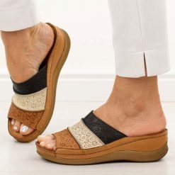 Brązowe skórzane klapki damskie na koturnie T.Sokolski 172. Brązowe klapki Sokolski, bez wzorów, z jeansu, bez obcasa, na koturnie. Za 239.00 zł.