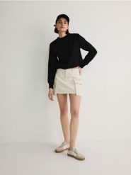 Bluza z poduszkami na ramionach - czarny. Czarne bluzy Reserved, l, bez wzorów, z bawełny, bez kaptura. W wyprzedaży za 29.99 zł.