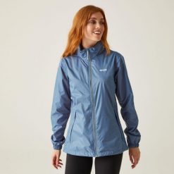 Damska kurtka trekkingowa przeciwdeszczowa Corinne IV. Niebieskie kurtki sportowe Regatta, bez wzorów, z softshellu, bez kaptura, trekkingowe. W wyprzedaży za 199.99 zł.