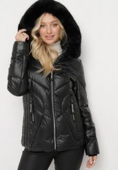 Czarna Pikowana Kurtka z Kapturem Ozdobionym Futerkiem Caelara. Czarne kurtki narciarskie Born2be, l, bez wzorów, z jeansu, z kapturem, narciarskie. Za 169.99 zł.