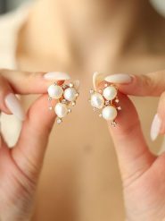 Pierres delicates Pozłacane kolczyki-wkrętki z perłami i cyrkoniami rozmiar: onesize. Czarne kolczyki Pierres delicates, z cyrkonią, pozłacane. Za 43.99 zł.