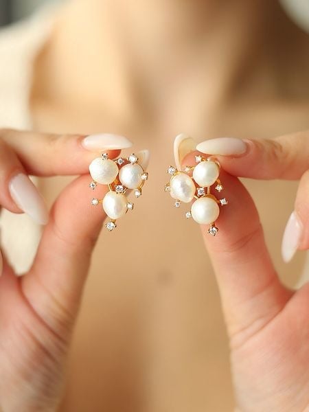 Pierres delicates Pozłacane kolczyki-wkrętki z perłami i cyrkoniami rozmiar: onesize. Czarne kolczyki Pierres delicates, z cyrkonią, pozłacane. Za 43.99 zł.