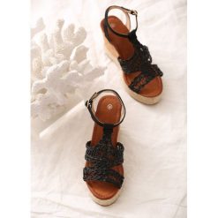 Czarne Sandały Sweet Lace. Czarne sandały Born2be, w ażurowe wzory, bez obcasa, na koturnie, bez zapięcia. Za 49.99 zł.