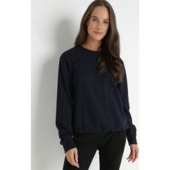 Granatowa Bluza Voeum. Niebieskie bluzy Born2be, l, bez wzorów, z dresówki, bez kaptura. Za 39.99 zł.