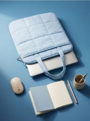 Pikowana torba na laptopa - błękitny. Niebieskie torby na laptopa Sinsay, bez wzorów, pikowane. Za 35.99 zł.