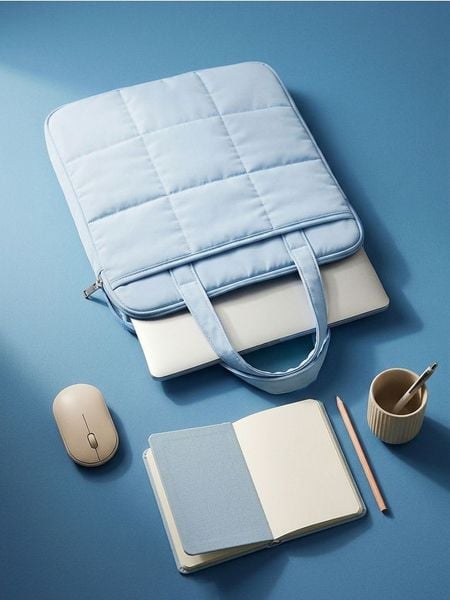 Pikowana torba na laptopa - błękitny. Niebieskie torby na laptopa Sinsay, bez wzorów, pikowane. Za 35.99 zł.