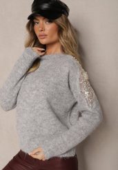 Jasnoszary Sweter z Przezroczystymi Wstawkami z Cyrkoniami Perełkami i Cekinami z Wełną Tiarinae. Szare swetry Renee, bez wzorów, z jeansu, bez ramiączek. Za 144.99 zł.