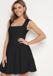 Czarna Rozkloszowana Sukienka Ozdobiona Kwadratowym Dekoltem Halelira. Czarne sukienki Born2be, na co dzień, na wiosnę, l, bez wzorów, z jeansu, eleganckie, bez kołnierzyka, bez ramiączek, mini, rozkloszowane. Za 59.99 zł.