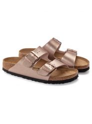 Birkenstock Klapki "Arizona" w kolorze jasnoróżowym rozmiar: 39. Różowe klapki Birkenstock, bez wzorów, z otwartym noskiem, bez obcasa. Za 305.29 zł.