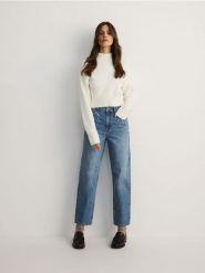 Jeansy mom fit z perełkami - niebieski. Niebieskie jeansy Reserved, bez wzorów. W wyprzedaży za 89.99 zł.