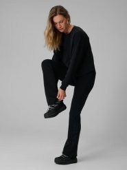 4F Legginsy z rozszerzanymi nogawkami damskie - czarne S. Czarne legginsy 4f, s, bez wzorów, z dzianiny, z podwyższonym stanem. Za 129.99 zł.