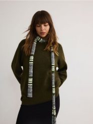 Wzorzysty szalik - wielobarwny. Szaliki Reserved, bez wzorów. W wyprzedaży za 17.99 zł.