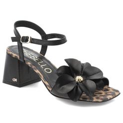 Sandały damskie Chebello, skórzane na klocku eleganckie z ozdobnym kwiatem, czarne panterka, 4699-002. Czarne sandały CheBello, z aplikacjami, eleganckie, bez obcasa, na obcasie, bez zapięcia. Za 379.00 zł.