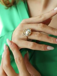 L'Atelier de Gaia Pozłacany pierścionek z perłą i kamieniami szlachetnymi rozmiar: onesize. Niebieskie pierścionki L'Atelier de Gaia, z cyrkonią, pozłacane. Za 91.99 zł.