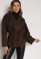 Brązowy Krótki Płaszcz z Wiskozą o Pudełkowym Kroju z Wiązanym Paskiem i Kołnierzem Tusilia. Brązowe płaszcze Born2be, uniwersalny, bez wzorów, z dzianiny, bez kaptura. Za 169.99 zł.