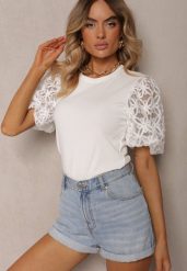 Biała Casualowa Bluzka z Bawełny Ozdobiona Koronką na Rękawach Carlea. Białe bluzki Renee, m, z aplikacjami, z bawełny, biznesowe, bez kołnierzyka, bez ramiączek. W wyprzedaży za 89.99 zł.