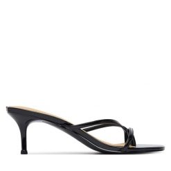 Klapki Guess. Czarne klapki Guess, z aplikacjami, bez obcasa. Za 499.99 zł.