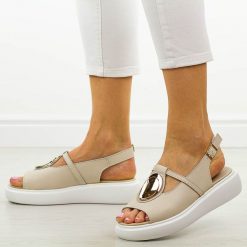 Beżowe skórzane sandały damskie S.Barski 603. Brązowe sandały S.BARSKI, z aplikacjami, z jeansu, eleganckie, bez obcasa, na platformie, bez zapięcia. Za 219.00 zł.